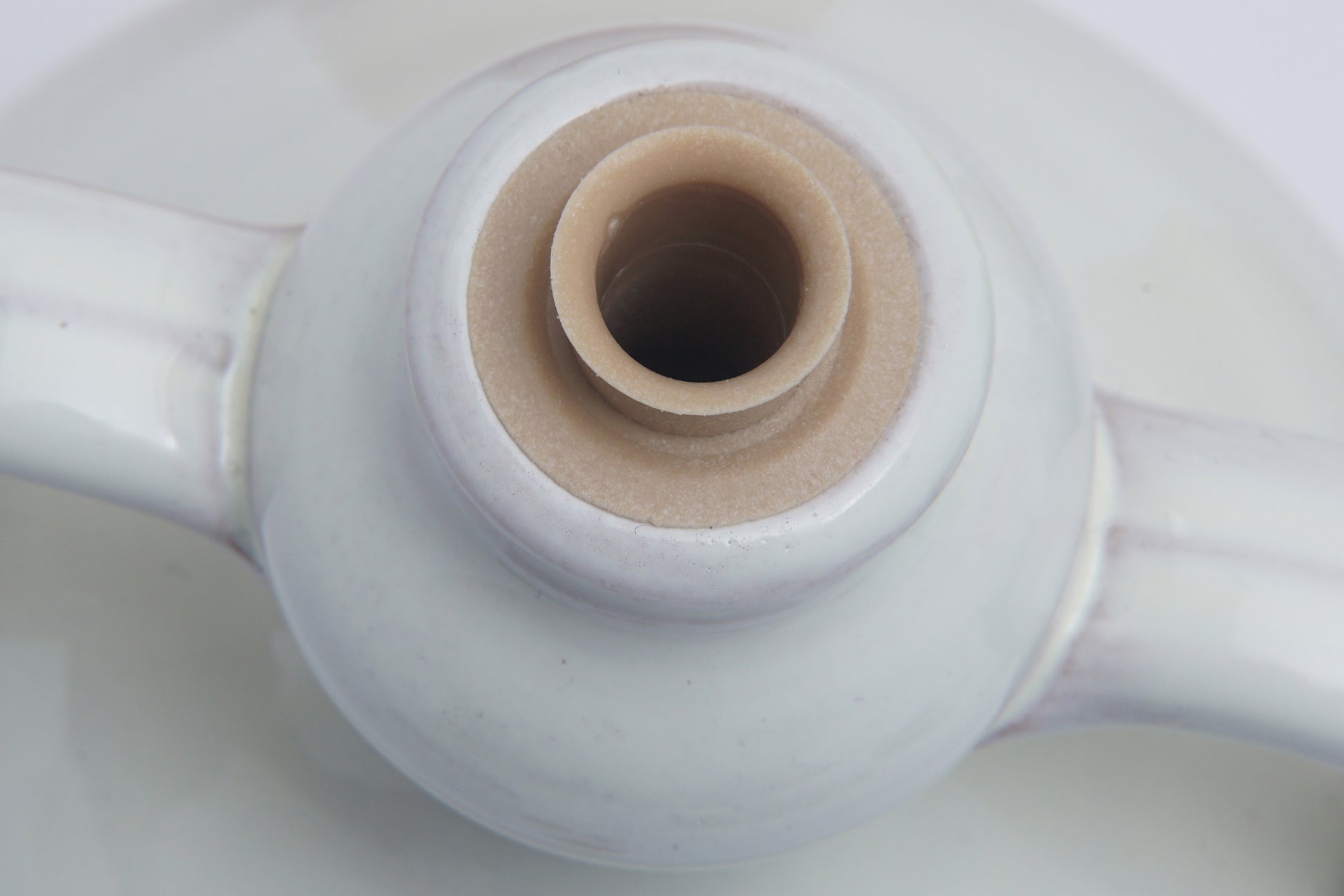 Dettaglio della bocca di una bottiglia bianca per Olio Extravergine di Oliva con doppio manico
