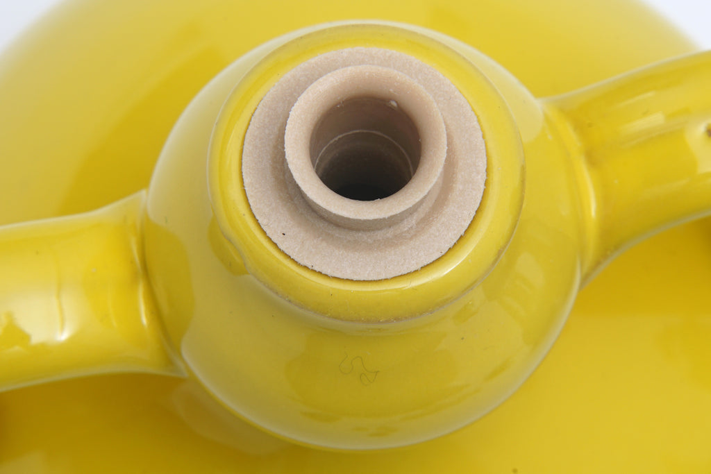 Bottiglia gialla vista dall'alto con tappo di ceramica per Olio Extravergine di Oliva