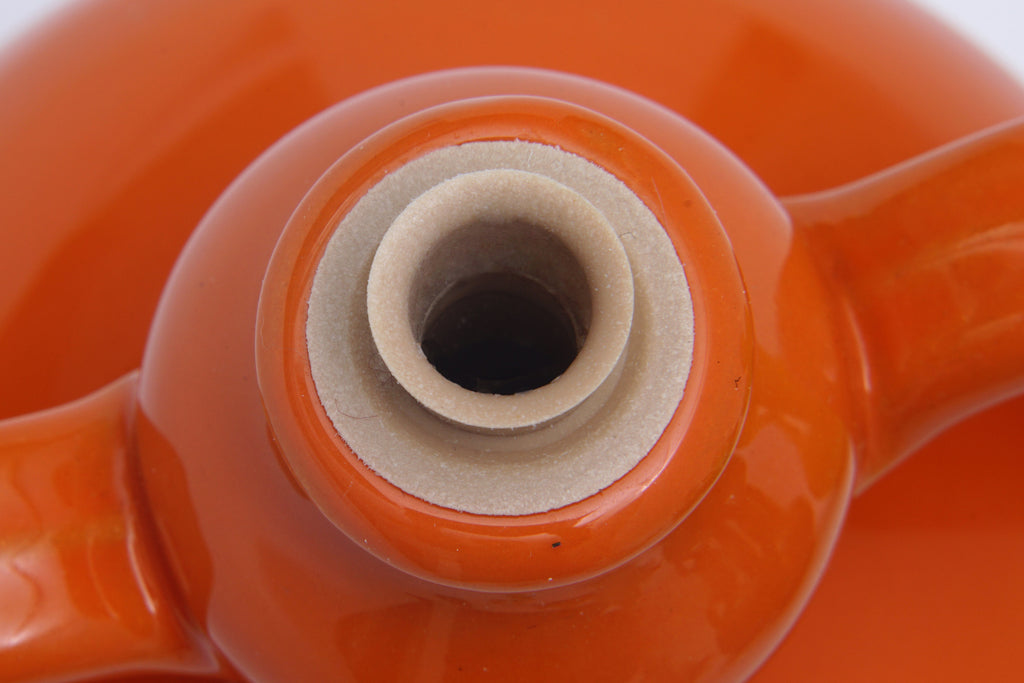 Dettaglio della bocca di una brocca arancione vuota per Olio Extravergine di Oliva Coratina